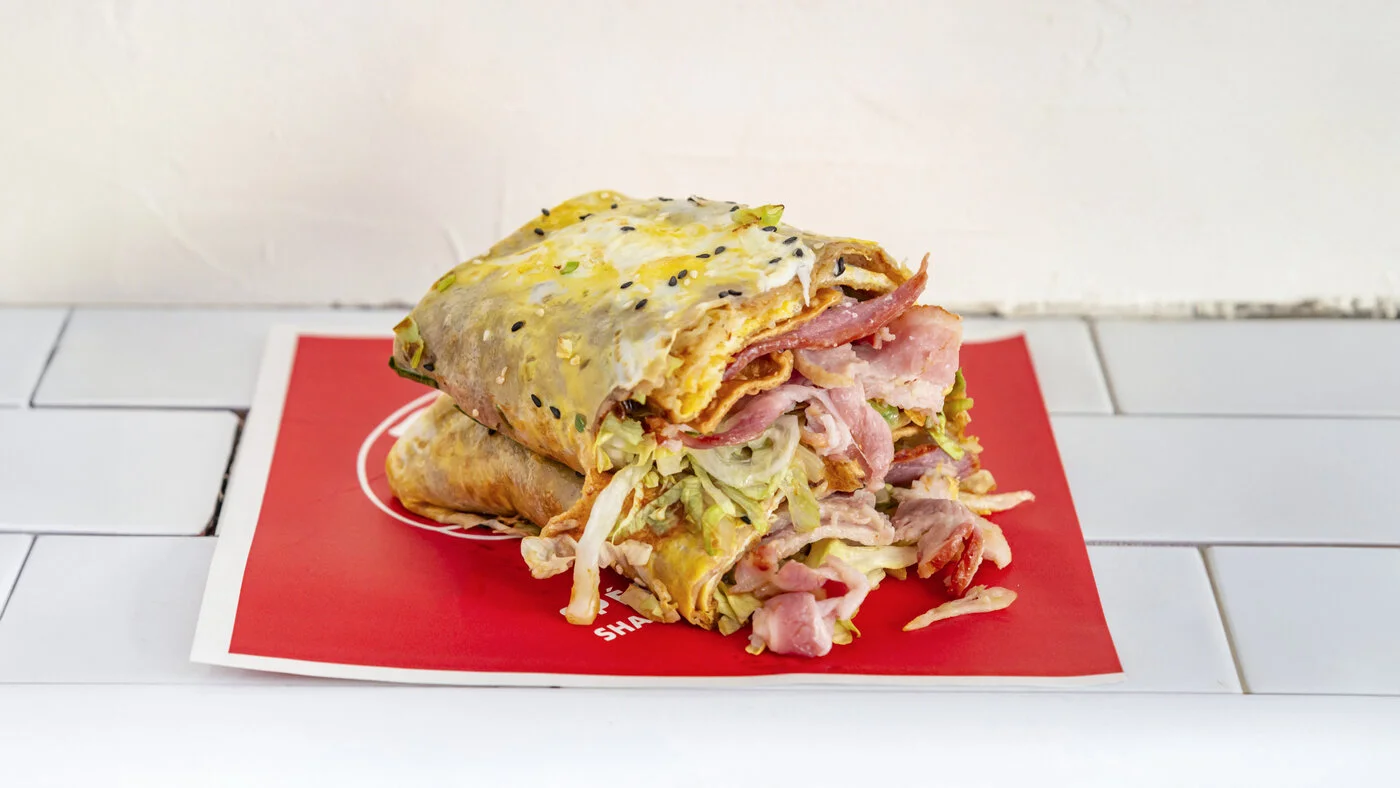 Jianbing au bacon grillé, crêpe chinoise croustillante coupée en deux