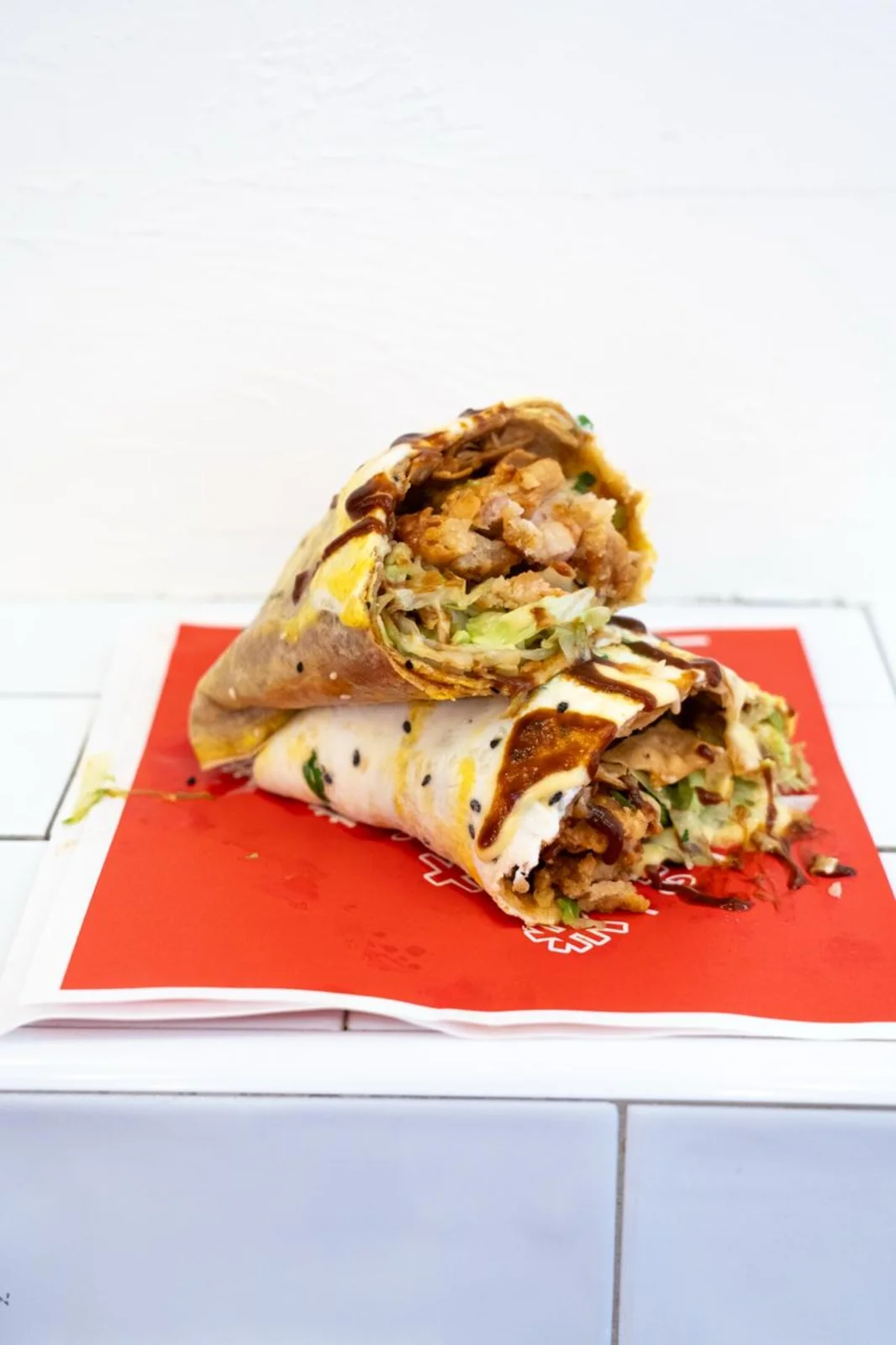 Jianbing au poulet frit croustillant, empilé et coupé