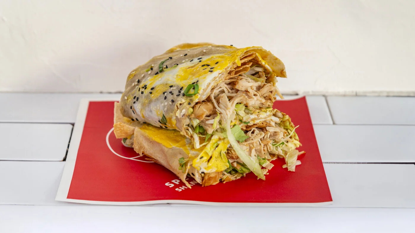 Jianbing au blanc de poulet mariné aux cinq épices, roulé et coupé