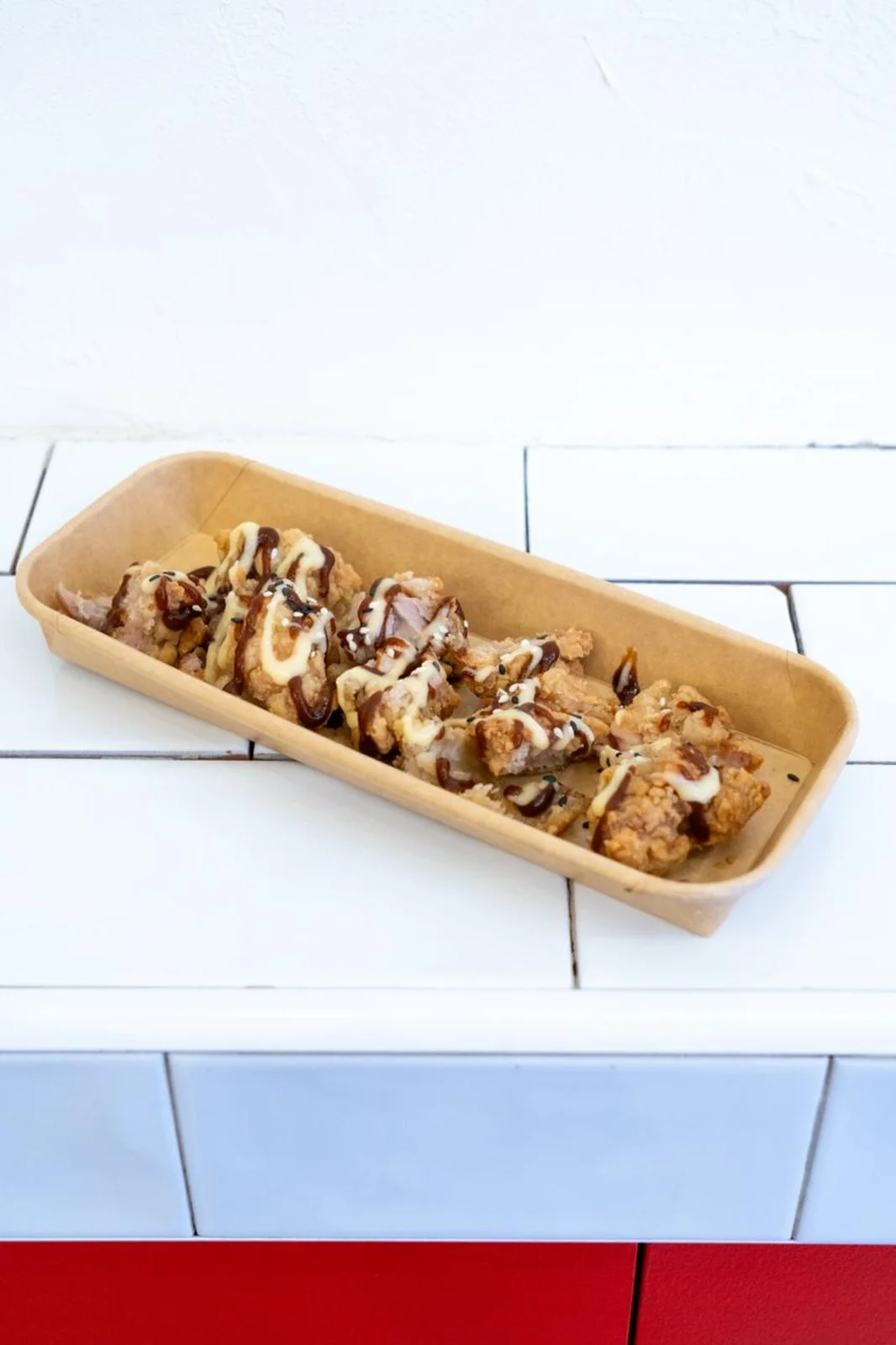 Poulet frit croustillant aux épices, servi seul en barquette