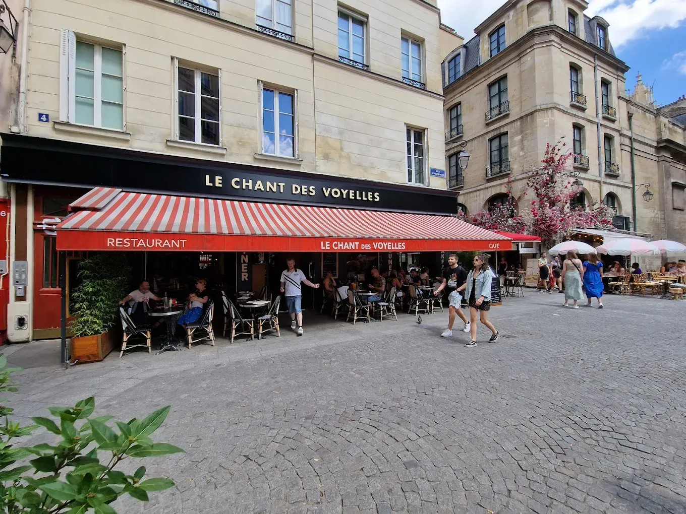 Terrasse ensoleillee du restaurant
