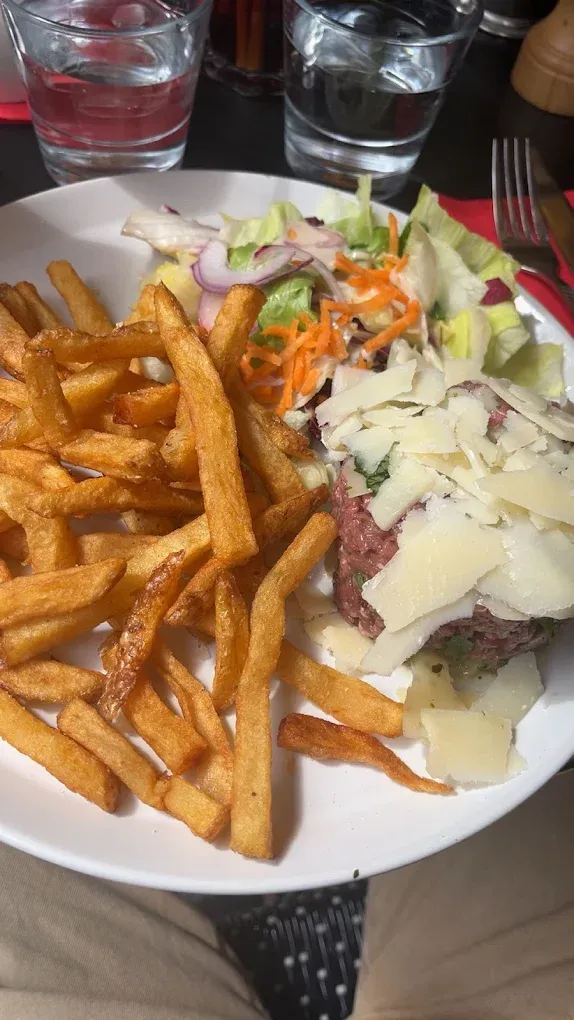 Tartare de boeuf, frites et salade