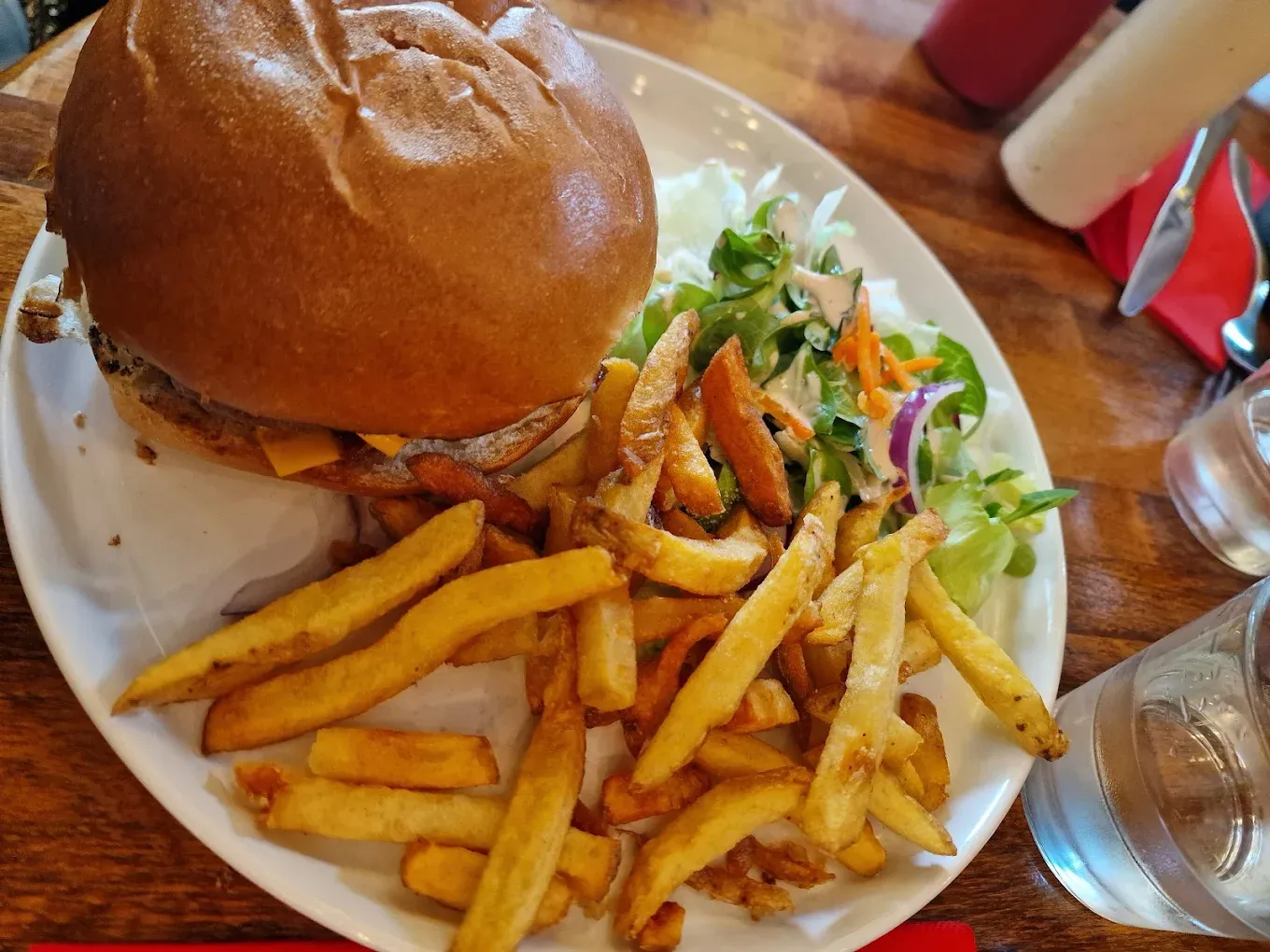 Burger maison, frites et salade