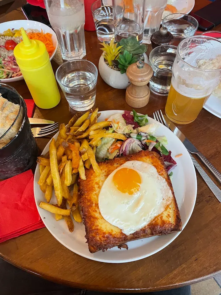 Croque-madame, frites et salade