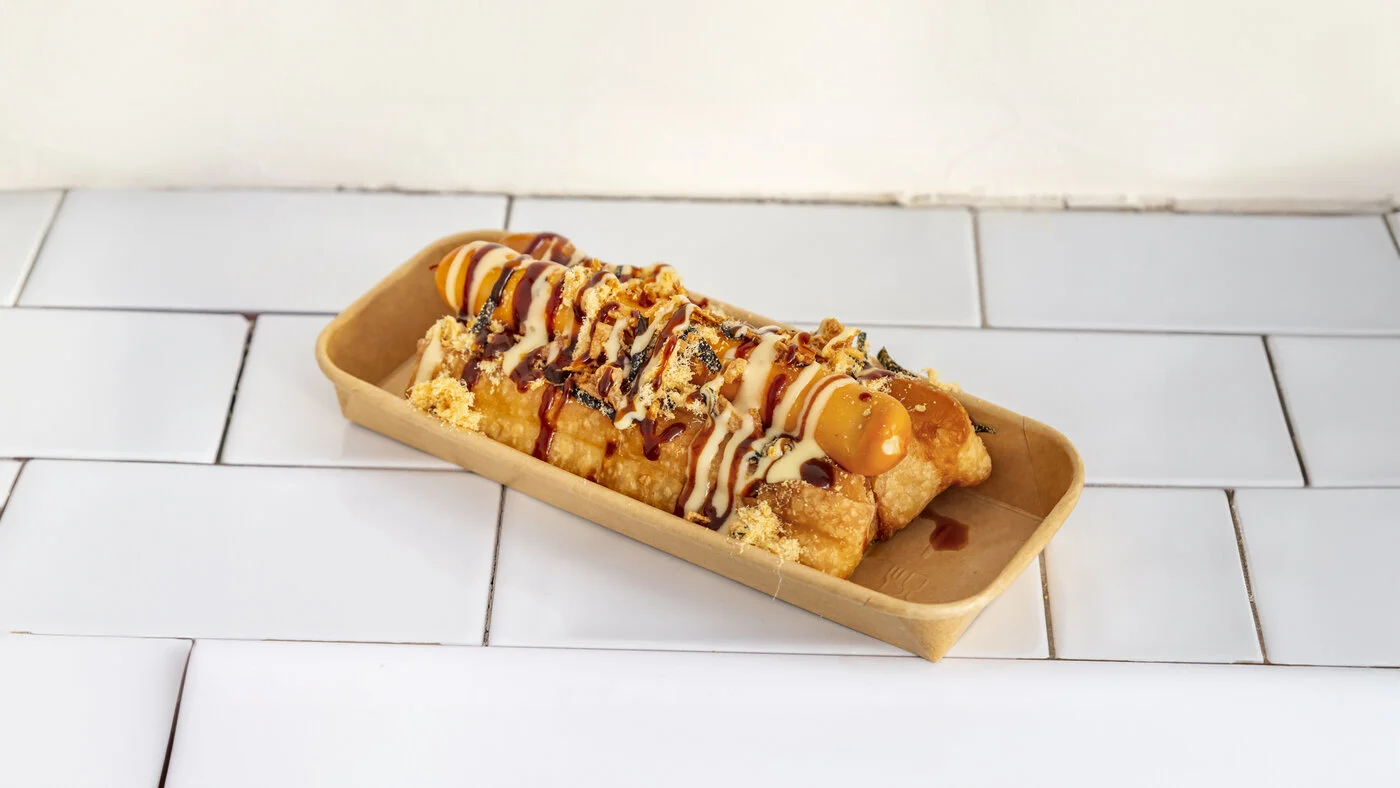 Hotdog chinois au you tiao croustillant, sauces et oignons frits