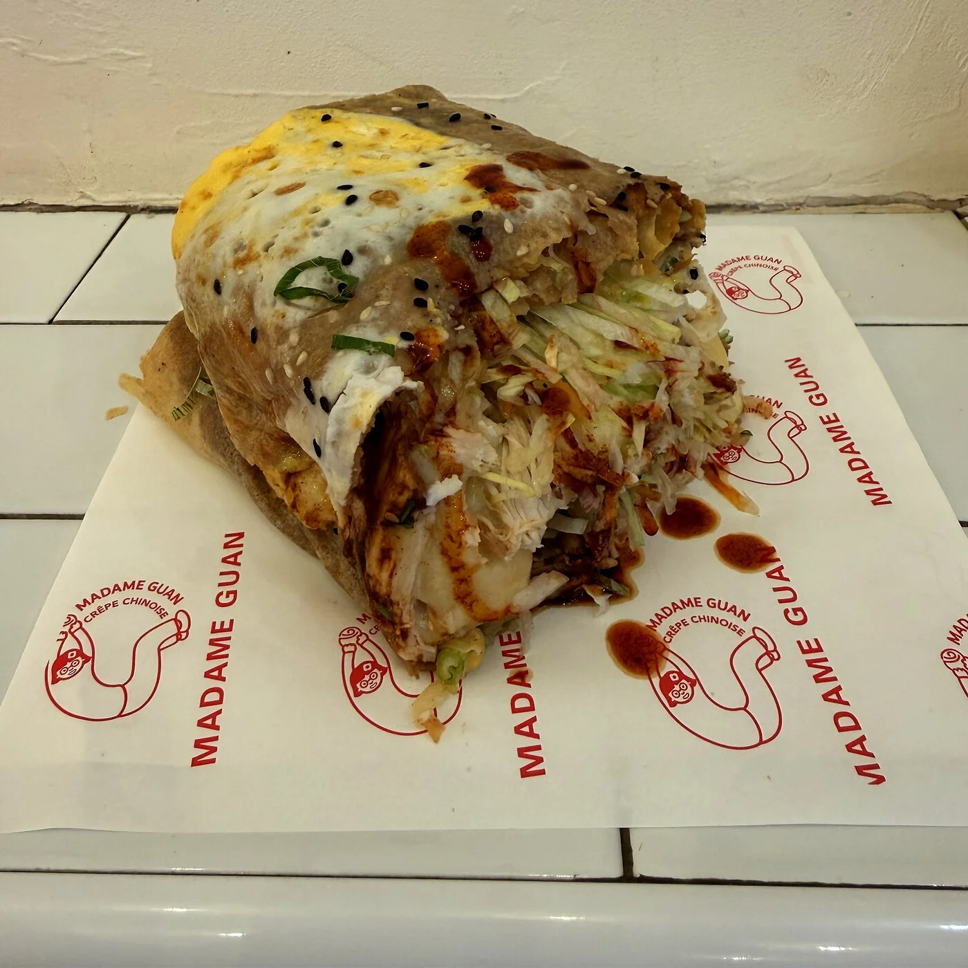 Jianbing au poulet épicé et mozzarella, nappé de sauce piquante maison