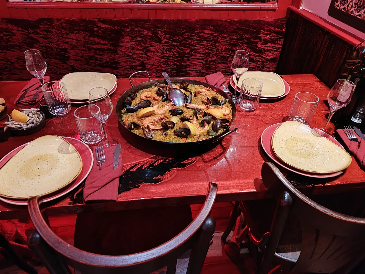 La salle, aux tons rouges et accents flamenco