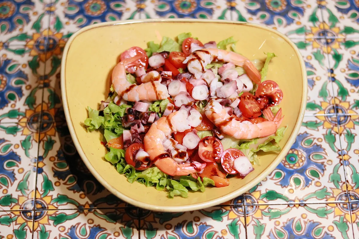 Ensalada de pulpo y gambas
