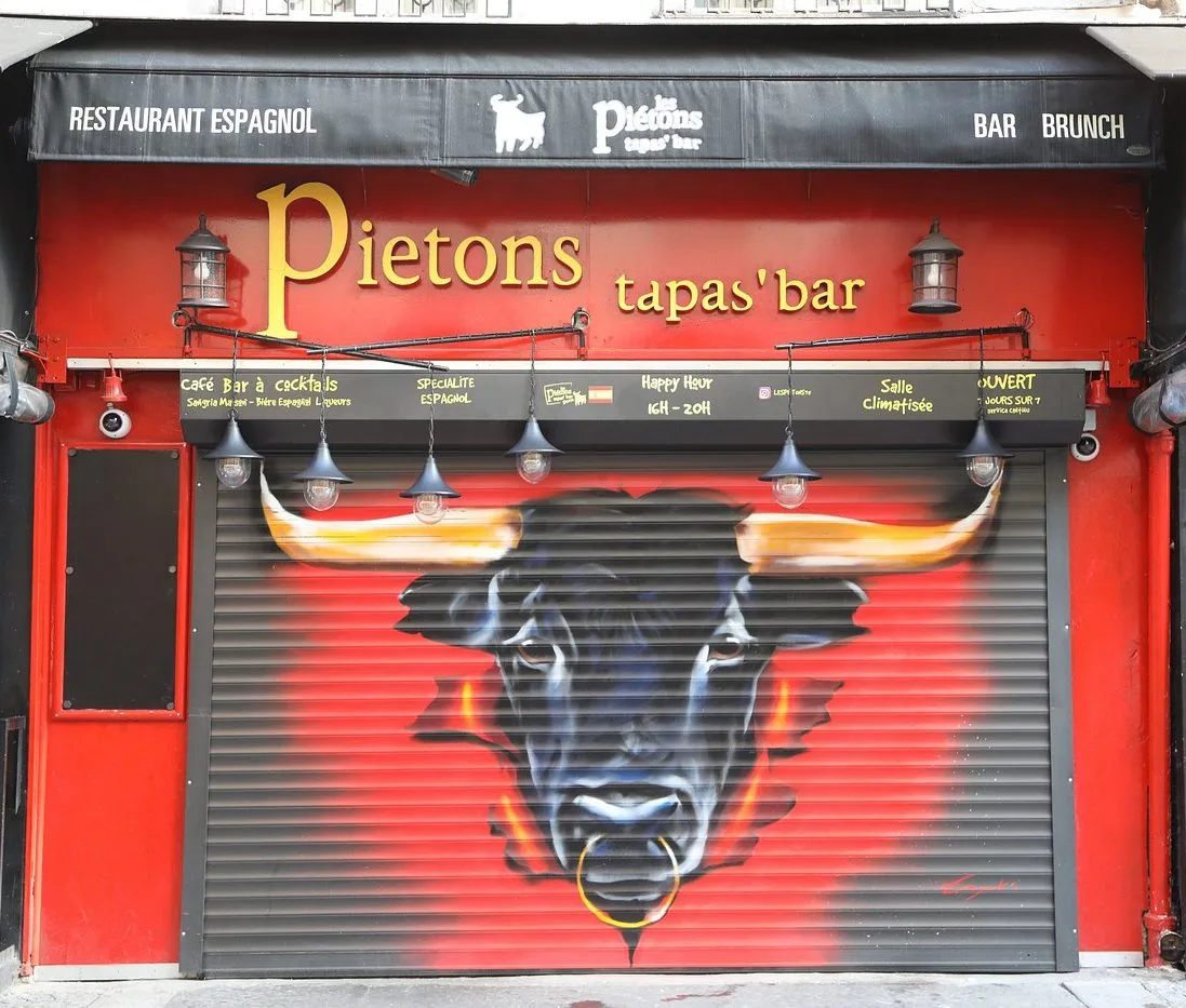 La façade rue des Lombards, avec le taureau peint sur le rideau