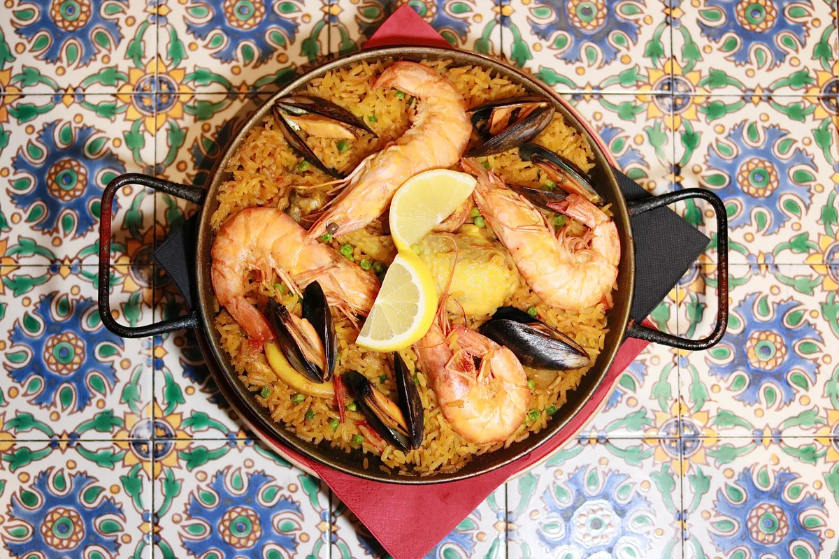La paella Les Piétons dans sa poêle