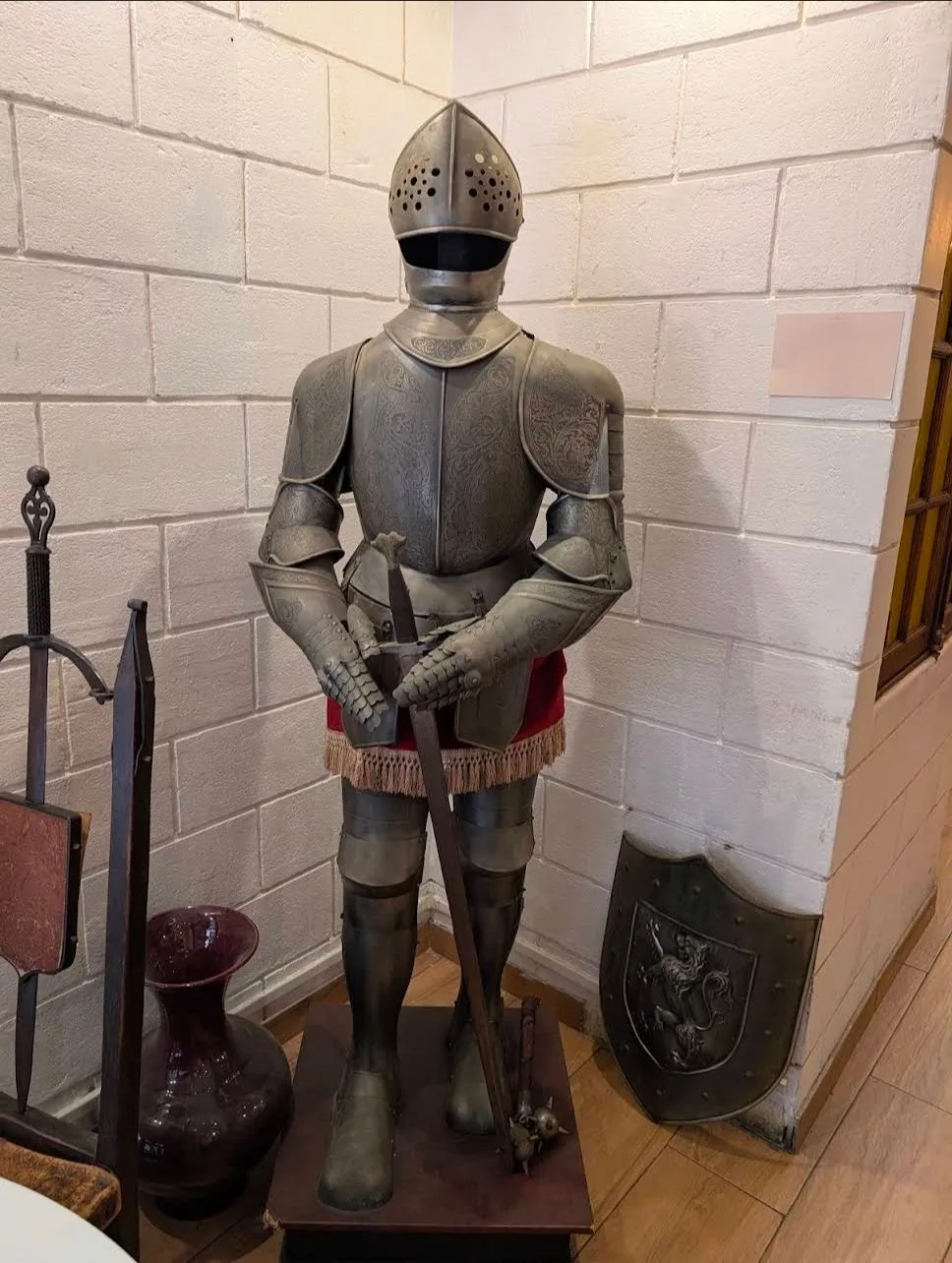 Une armure et son écu, à l'entrée de la salle