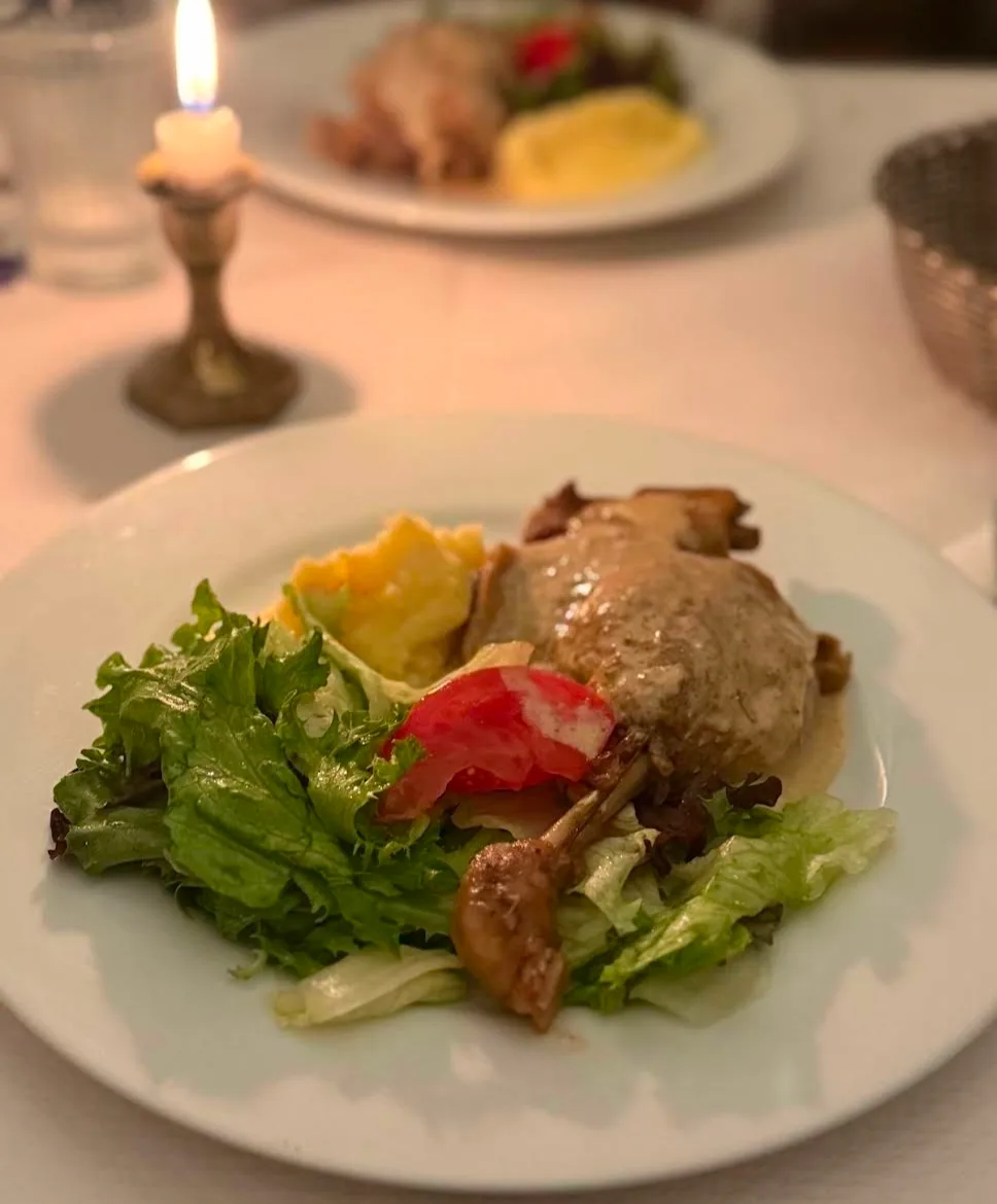 Cuisse de canard confite, crème de morilles et purée de carotte