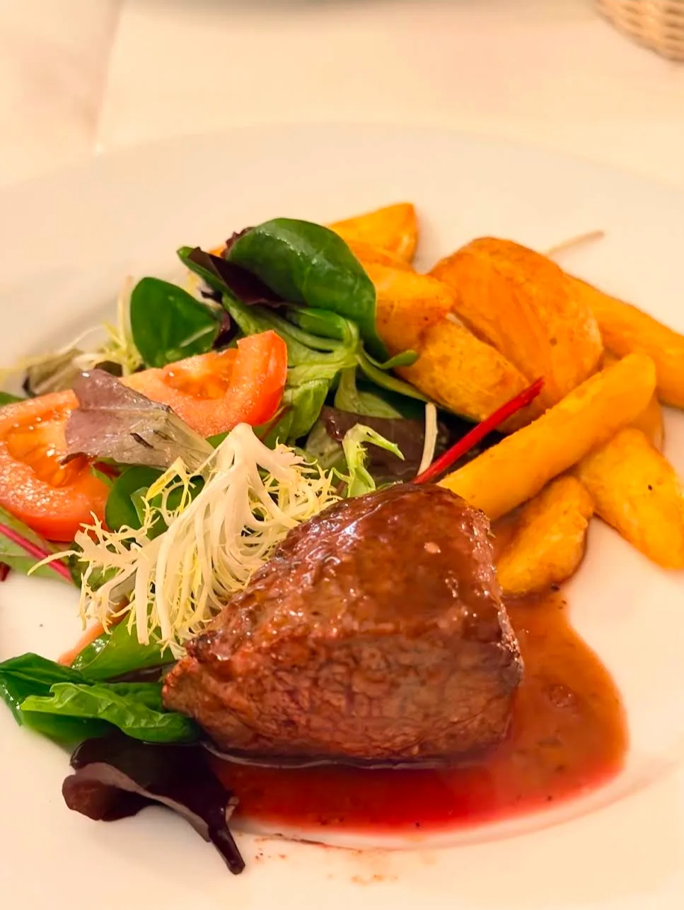 Filet de bœuf, sauce au vin, pommes rôties et petite salade