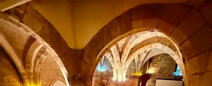 Les croisées d'ogives de la chapelle, vues depuis l'escalier