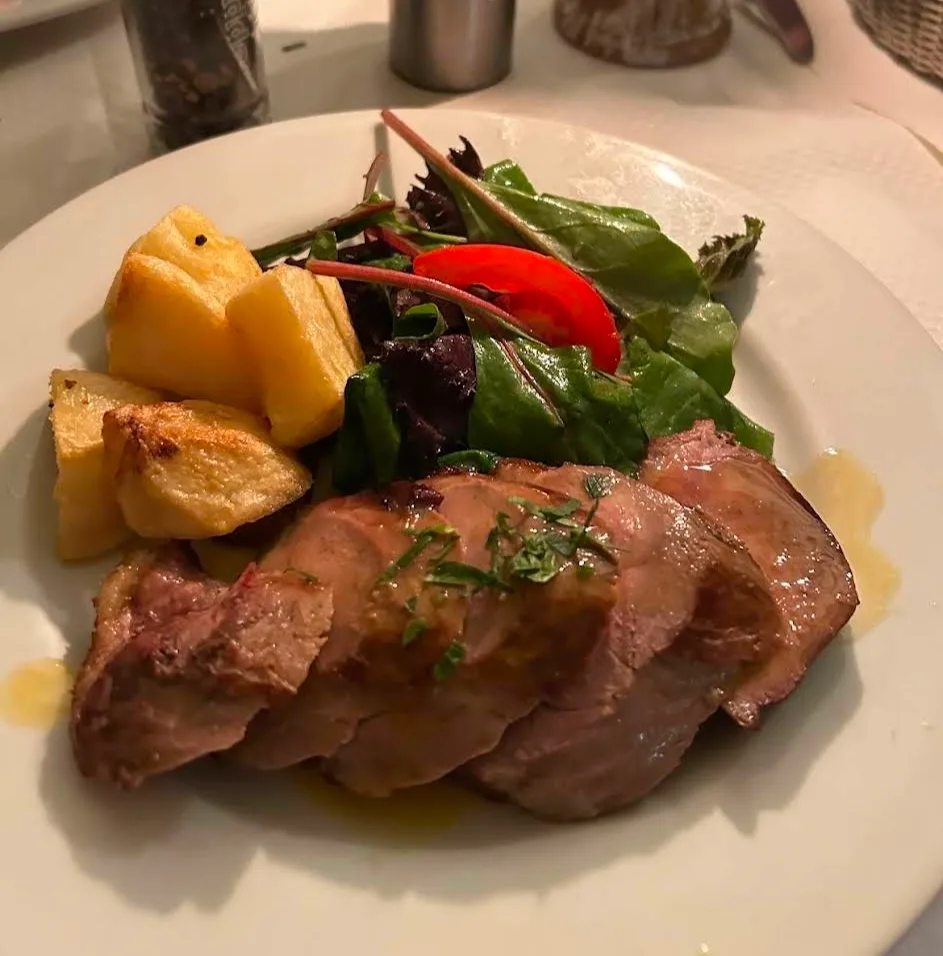 Viande tranchée, pommes grenailles et salade de saison