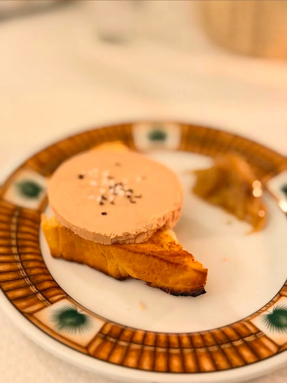 Foie gras et son confit d'oignons, servi sur pain toasté
